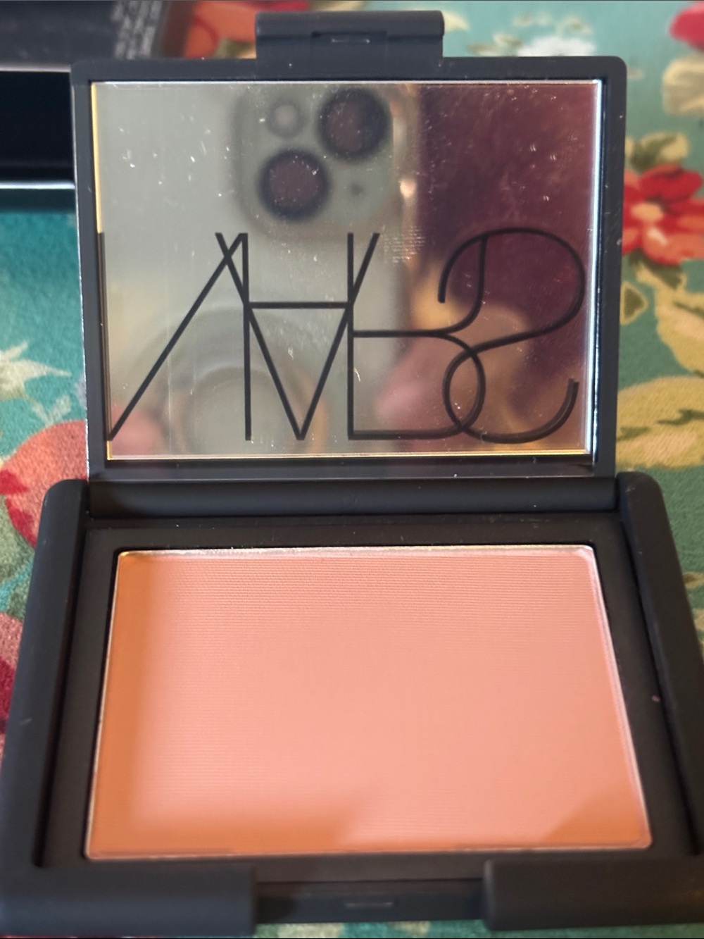 NARS Powder Blush in Shade Behave, NIB - Picture 4 of 7